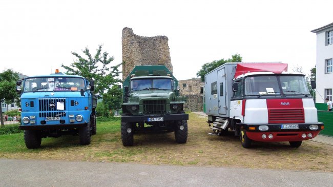 Zleva: IFA W50 – nákladní automobil vyrobený v NDR v letech 1965 až 1990, Ural 375D – ruský kapotovaný nákladní vůz s pohonem všech kol 6x6 vyvinutý v Sovětském svazu a Robur od VEB Robur-Werke Zittau.