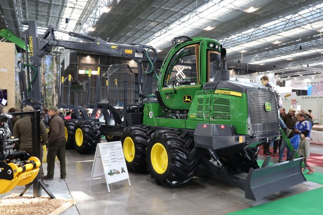 Vyvážecí souprava John Deere 1210 G má nosnost 12 tun a hydraulickou ruku o dosahu 10 metrů.