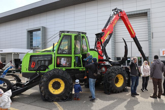 Společnost ORVEX spol. s r.o. prezentovala svůj lesní traktor LT100H s vysoce účinným hydrostatickým pohonem a spalovacím motorem, který splňuje nejpřísnější emisní normy.