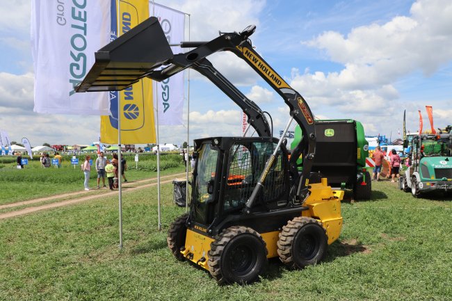 Pro smykem řízené nakladače New Holland je typické originální a patentem chráněné provedení kinematiky výložníku SuperBoom.