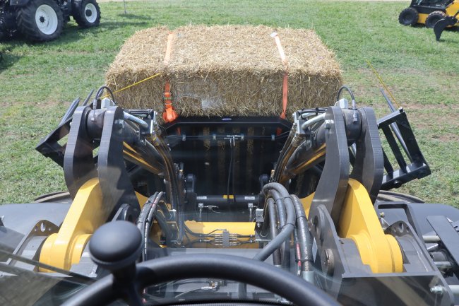 Součástí názvu vystaveného nakladače New Holland W170D je i přívlastek Tool Carrier. Ten má čtenáři napovědět, že je nakladač opatřen paralelní kinematikou výložníku, kterému dodává velkou přídržnou sílu v jeho horní poloze.