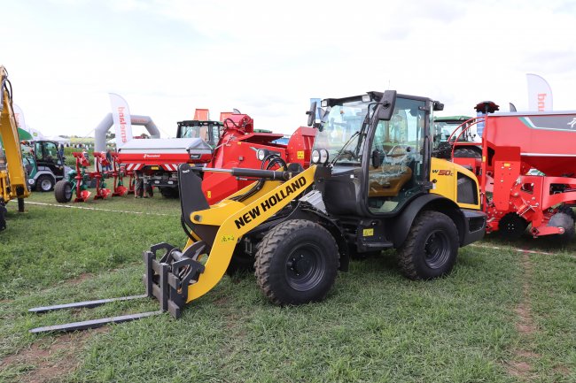 Na akci Naše pole byl vystaven základní model New Holland W50C.