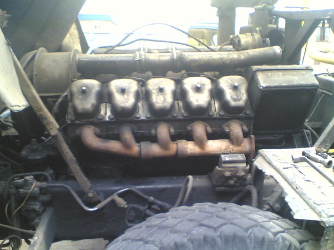 Vzduchem chlazený 10válcocový motor vozu Tatra 815.