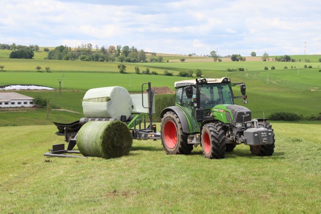 Ovíječka Fendt Rollector 160 je vybavena protizávažím, díky čemuž může provádět nejen ovíjení balíků, ale i jejich svoz.