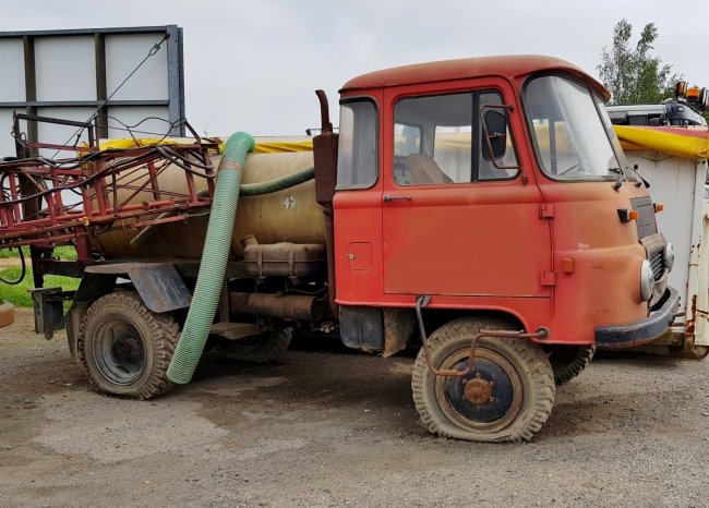 Robur s postřikovačem Kertitox.