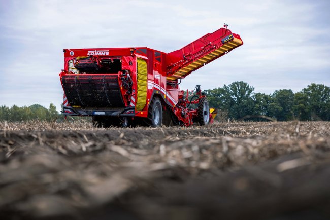 Samojízdný sklízeč Grimme Varitron 470 je poháněn strojem emisní třídy Stage V o výkonu 460 koní.