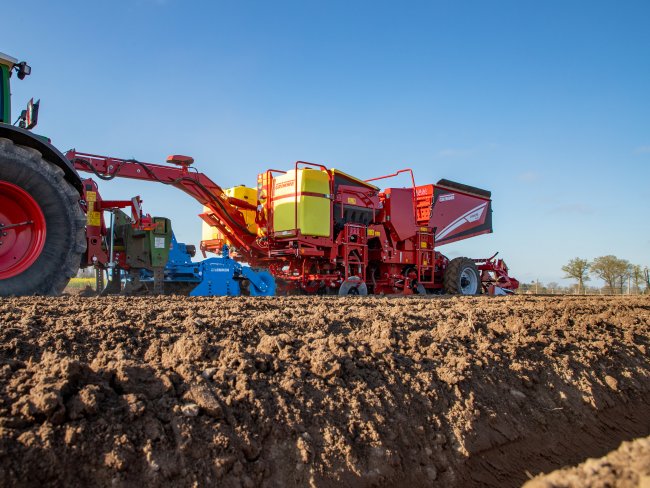 Grimme Prios 440 s aktivně poháněným nářadím pro zpracování půdy při práci na poli.