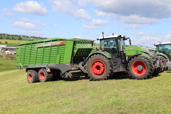 Traktor Fendt 942 Vario přivezl kombinovaný senážní vůz Fendt Tigo 75 XR s multifunkčním polohovatelným čelem.