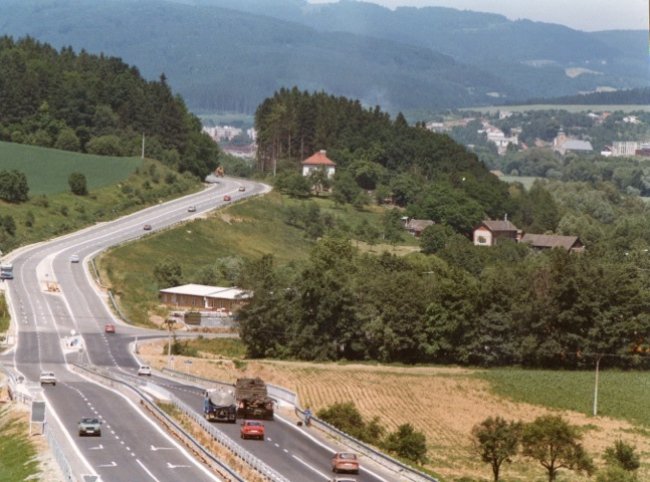 Fotka slušovické dálnice vybudované v roce 1986-87, poskytl majitel společnosti JZD Agrokombinát Slušovice František Čuba.