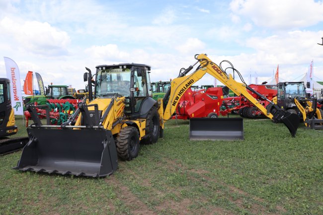 Dalším strojem, který byl na výstavě k vidění, byl traktorbagr New Holland B100 DLR o výkonu 100 koní.