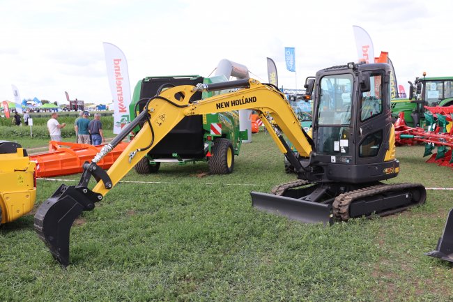 AGROTEC proto na výstavě Naše pole vystavil i zástupce kategorie minirýpadel – model New Holland E37C s provozní hmotností 3,7 tuny.