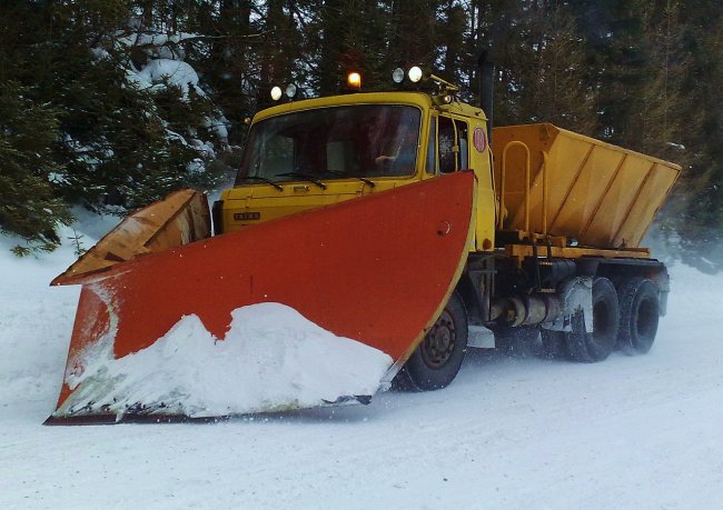 Tatra 815 se šípovou radlicí na sníh a nástavbou pro posyp pozemních komunikací.