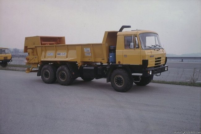 Tatra 815 Z22 AGRO s trnavskou nástavbou rozmetadla chlévské mrvy RM2-045.