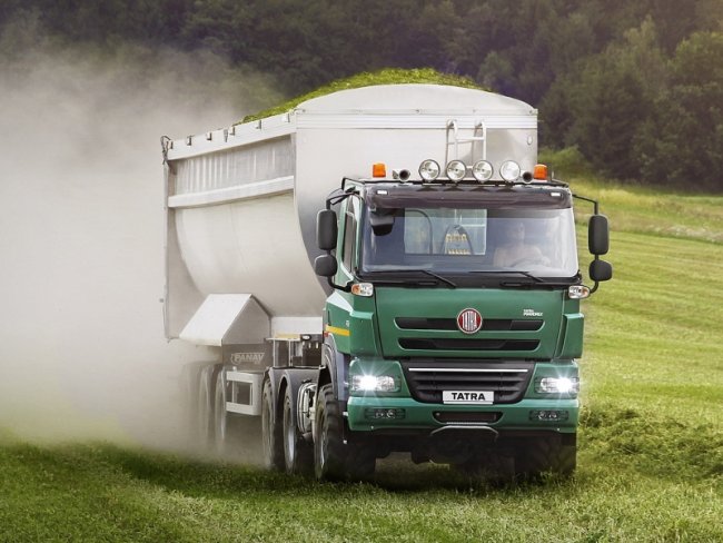 6kolové vozidlo Tatra Phoenix je v modifikaci s třetí řiditelnou nápravou nabízeno pod názvem „Tatra Agrotahač“ nebo též „Tatraktor“.