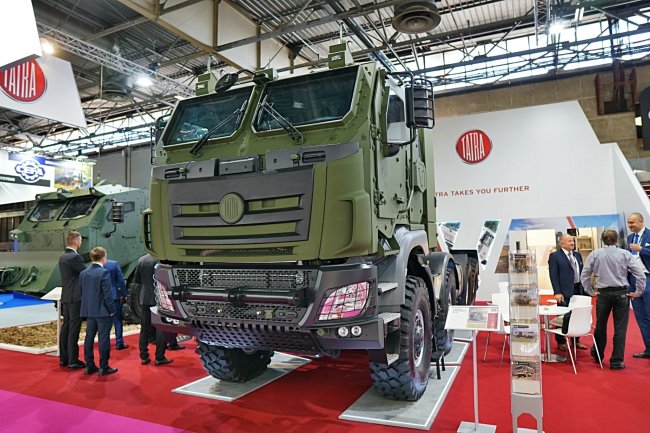 Tatra 158 Phoenix 8x8 tahač návěsů na pařížské výstavě Eurosatory.