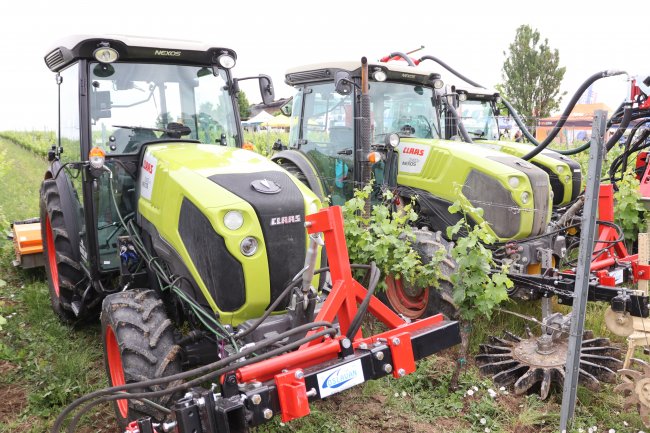 Trojice traktorů CLAAS NEXOS se prakticky předvedla návštěvníkům akce Kázání ve vinici.