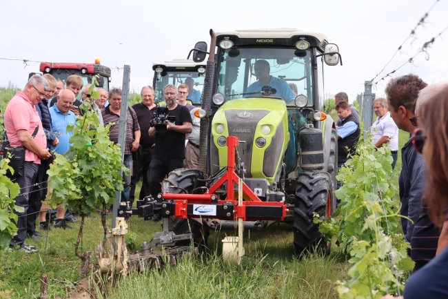 S čelně neseným hydraulicky nastavitelným rámem pro různé příslušenství pro práci v příkmenném pásu se představil nejprodávanější model CLAAS NEXOS 240F o výkonu 100 koní.