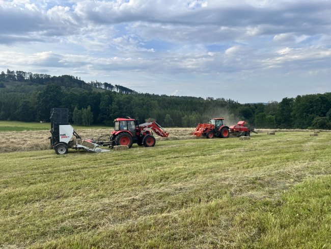 Hlavním produktem Farmy Kačiny je prémiové krmivo a stelivo pro chovatele koní v malých hranatých balících, které podnik zaváží až k zákazníkům.