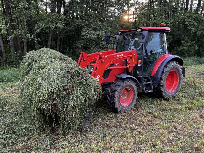 Kubotu M4-073 o výkonu 74 koní na farmě používají jako hlavní traktor pro zajištění každodenních prací.