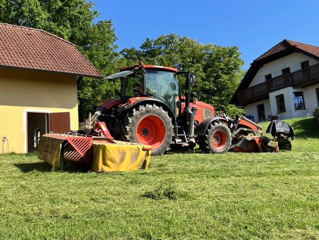 Traktor Kubota M6-142 je obratný až tak, že s ním lze sekat zahradu.
