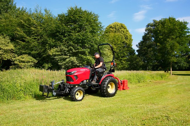 Yanmar SA424 – Řada SA zahrnuje výkonné, a přitom kompaktní traktory s kabinou i bez. Traktory jsou vhodné pro provoz v omezeném prostoru.