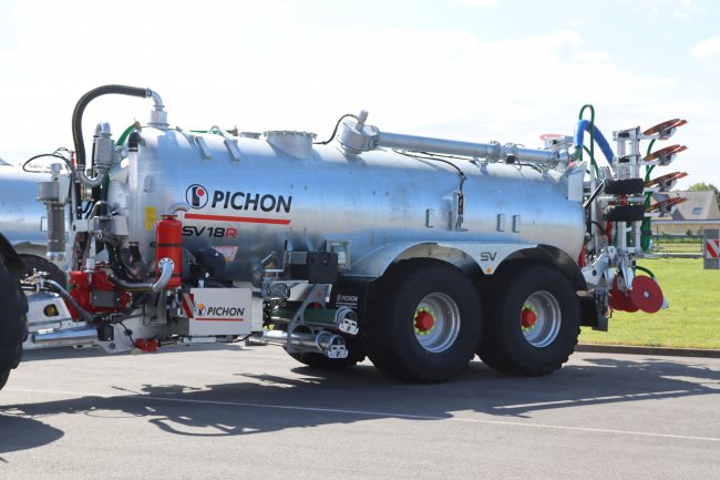Jeden z traktorů měl připojenou cisternu Pichon SV18R osazenou průtokoměry kontrolující dávku nastavenou obsluhou.