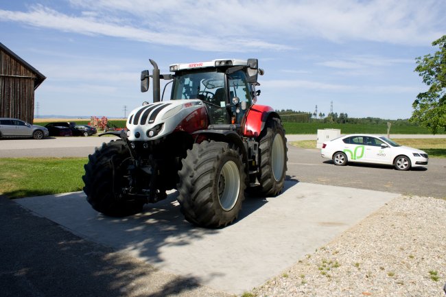 Na dvoře jsme prošli kolem zbrusu nového traktoru Steyr 6200 Absolut CVT.