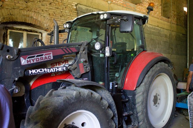 Z novějších traktorů byl na farmě k vidění Steyr 4120 Multi s čelním nakladačem.
