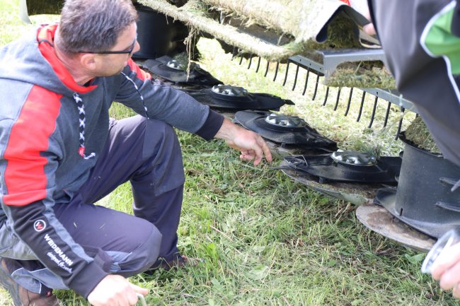 Ukázka, jak jednoduchá je u žacího stroje Fendt Slicer výměna nožů jednou rukou.