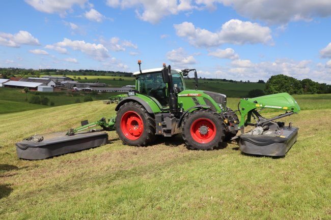 Čelní žací stroj Fendt Slicer 310 FQ KC a boční žací stroj Fendt Slicer 3160 TLX KC v kombinaci s traktorem Fendt 724 Vario.