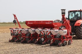 Přesný secí stroj Kverneland Optima TFprofi SX PUDAMA umí aplikovat hnojivo pod osivo