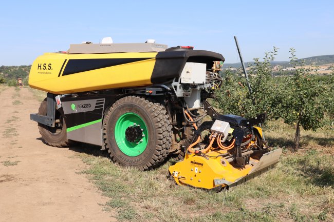 Autonomní robot AgXeed AgBot poprvé v Česku. Usnadní práce v sadech a vinicích.