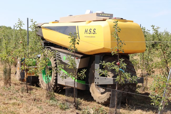 V Sadech Starý Lískovec se představilo nejužší provedení robotu AgXeed AgBot. Mezi nápravami se nachází motor, po levé straně stroje pak nádrž na palivo.