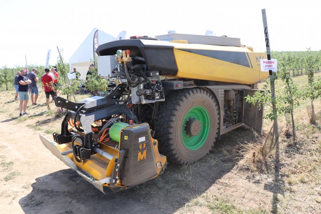 Mulčovač Müthing je poháněn elektromotorem. Je tedy možné pracovat s otáčkami mulčovače Müthing nezávisle na otáčkách motoru robotu AgXeed AgBot.