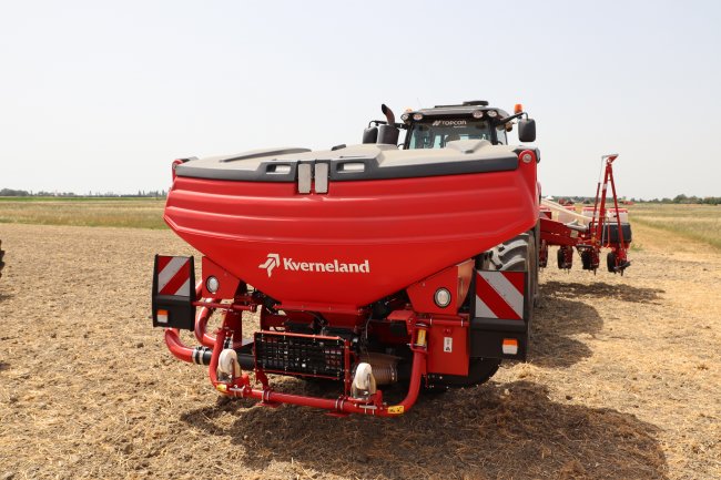 Čelní zásobník Kverneland f-drill má modulární konstrukci, která zajišťuje ideální vyváženost traktoru.