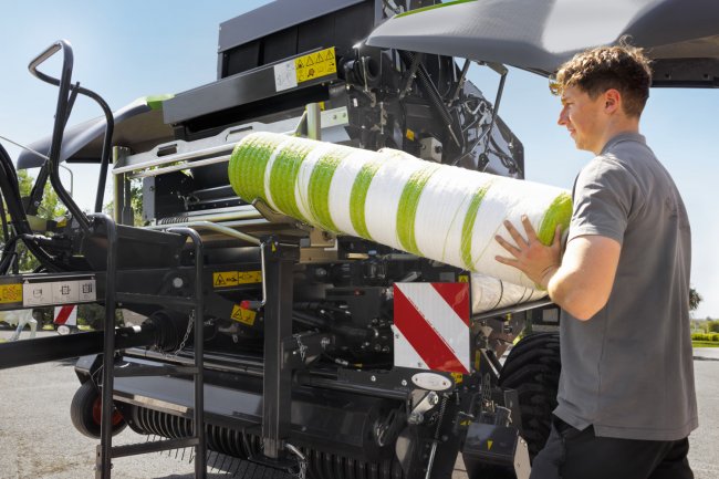 Snadnější a bezpečnější je i zakládání rolí sítí do lisu CLAAS VARIANT 500.