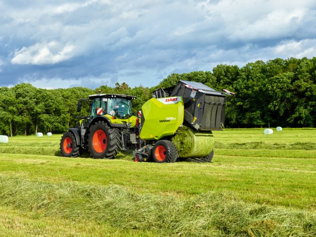 Z vnějšího pohledu zaujme nový moderní design bočních krytů lisu CLAAS VARIANT 500 ve stylu písmene Y.