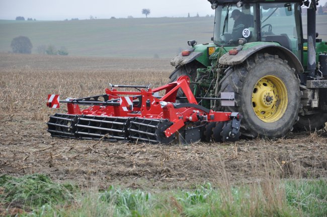 Veřejnost se mohla těšit i na hydraulicky skládaný, nesený diskový podmítač SMS CZ Ontario 500 H.