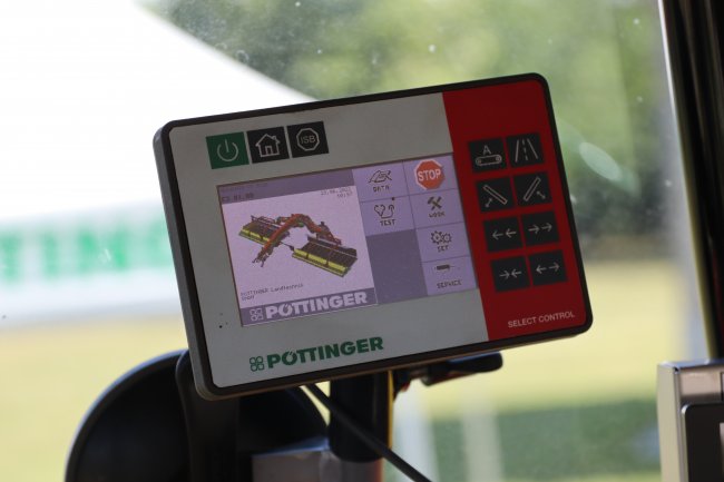 Ovládání pásového shrnovače Pöttinger MERGENTO VT 9220 se provádí standardně přes Select Control terminál v kabině traktoru. Na přání výrobce dodává ISOBUS ovládací terminál nebo univerzální terminál Expert.