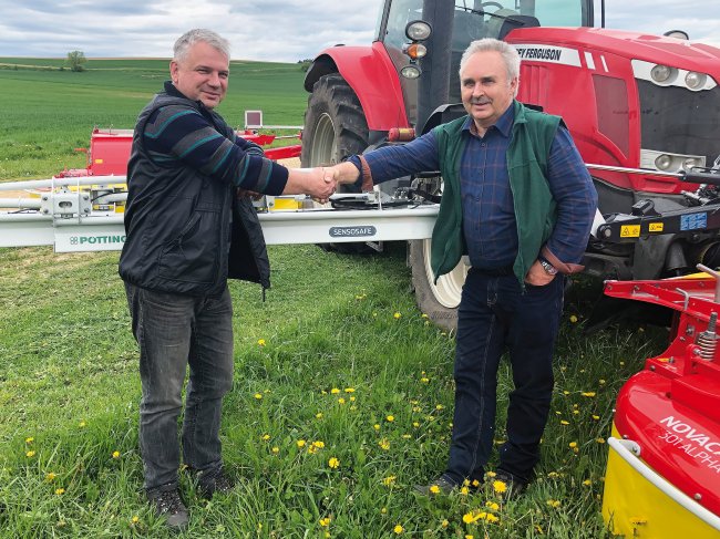 Na snímku Ing. František Toman (vpravo), předseda představenstva společnosti ZERAS, a. s., Radostín nad Oslavou na Žďársku s Radkem Bruknarem z firmy Zetkom při předání stroje Pöttinger.