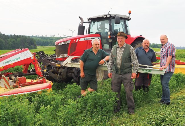 Zleva Ing. František Toman, předseda představenstva společnosti ZERAS, vedle František Smejkal, hospodář Mysliveckého spolku Pavlov Křiby, dále Jiří Pokorný, obsluha žací kombinace Pöttinger NOVACAT X8 ED+SENSOSAFE s čelním žacím strojem Pöttinger NOVACAT 301 F ED ALPHA MOTION +SENSOSAFE a Ing. Zdeněk Bílý, zástupce společnosti Pöttinger pro Českou republiku.