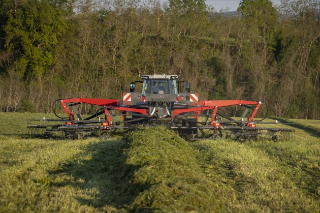 Vlajkovou lodí mezi čtyřrotorovými shrnovači je model Massey Ferguson RK 1404 TRC-PRO Gen2.