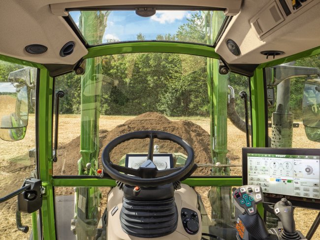 Lepší výhled na čelní nakladač traktoru Fendt 200 Vario poskytuje velké střešní okno s roletkou.