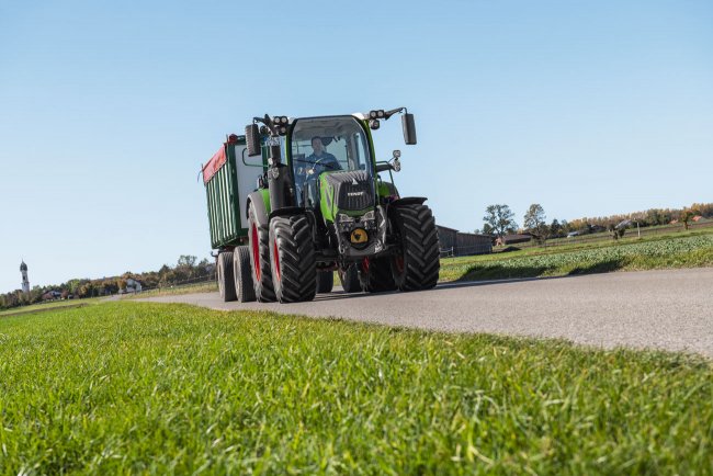 Systém řízení traktoru (TMS) modelů Fendt 200 Vario a Fendt 300 Vario po zadání cílové rychlosti zahájí regulaci převodovky a rychlosti motoru tak, aby traktor pracoval co nejefektivněji, a tedy s co nejmenší spotřebou paliva.