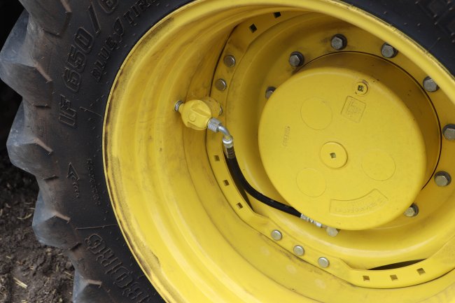 Na přání lze traktory John Deere osadit i systémem pro regulaci tlaku v pneumatikách John Deere CTIS (Central Tire Inflation System). Pohled na řešení CTIS pro úpravu tlaku v předních pneumatikách. Využívána je jen jedna hadička.