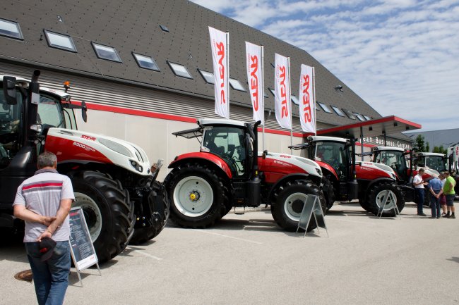 Výstava traktorů Steyr různých modelových řad.