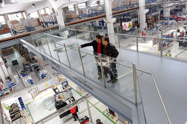 Navštívili jsme také zdejší unikát – lávku Valentin Skywalk. Ta je umístěna v hale, nad prostorem pro montáž kabiny.