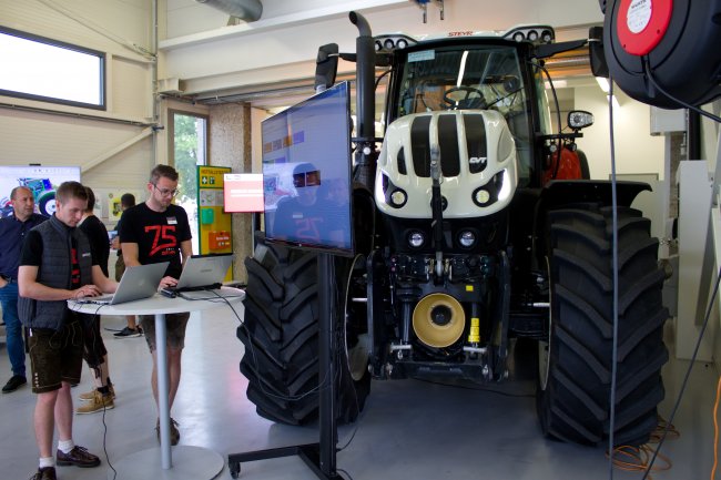 Návštěvníci si mohli prohlédnout testování funkcí traktorů Steyr.