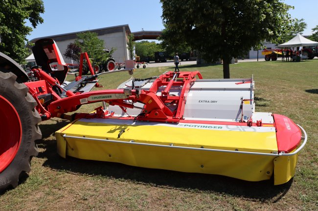 Pro zachování čistého řezu na svazích nebo v prudkých zatáčkách disponuje Pöttinger NOVACAT V 10000 prodlužovacími rameny s integrovanými hydraulickými válci, jež umožňují posouvání žací lišty na každou stranu o 37 cm.