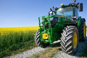 John Deere vyvíjí motor, který spaluje různé druhy paliv